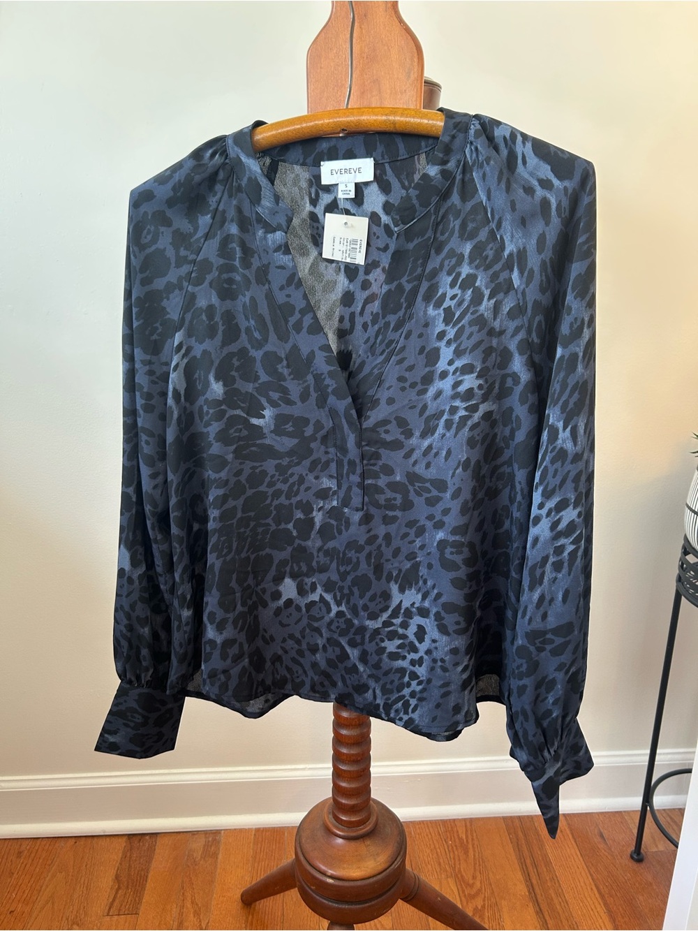 Evereve Navy and Black Chiffon Animal Print V-Neck Blouse Size S